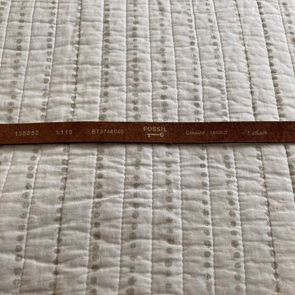 Fossil Metallic Gold Leather Brogue Thin Belt Coastal Cowgirl Boho Classic Sz M - Picture 3 of 11